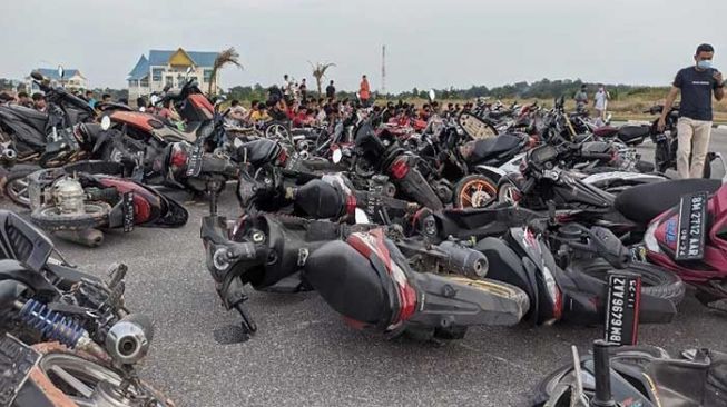 Polisi menyita ratusan sepeda motor yang terkait balap liar di Jalan Badak persisnya arah masuk Kantor Wali Kota Pekanbaru, Minggu (17/1/2021) jelang petang. [Foto Riauonline]