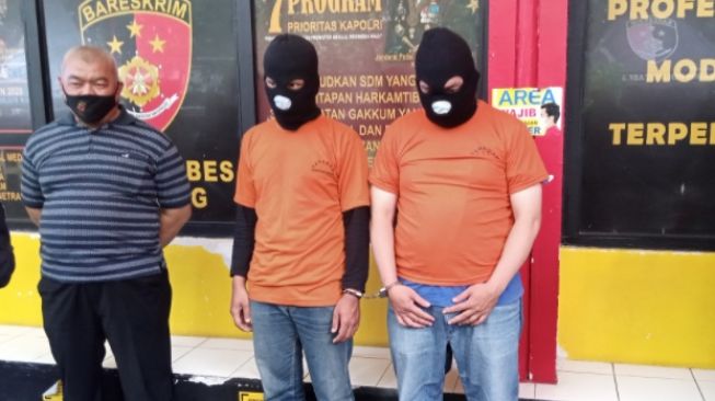 R (24) dan D (43) diamankan Satreskrim Polrestabes Bandung usai praktik prostitusi onlinenya berkedok jasa pijatnya terbongkar. [Suara.com/Cesar Yudistira]