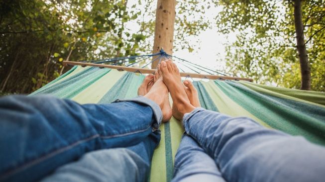 Ingin Santai di Hammock dengan Romantis Berujung Bikin Malu, Kok Bisa?