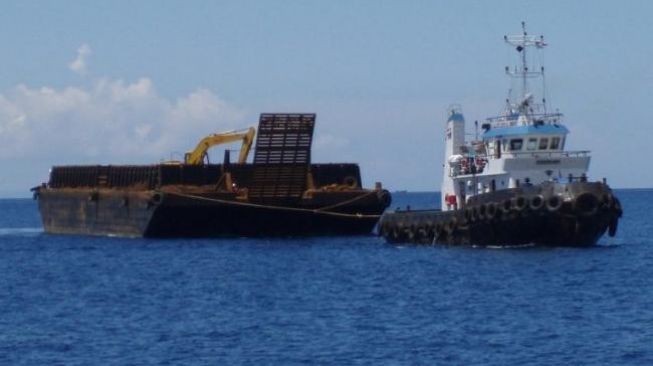 Ramp Door Tongkang Pasir Tujuan Singapura Patah Dihantam Ombak