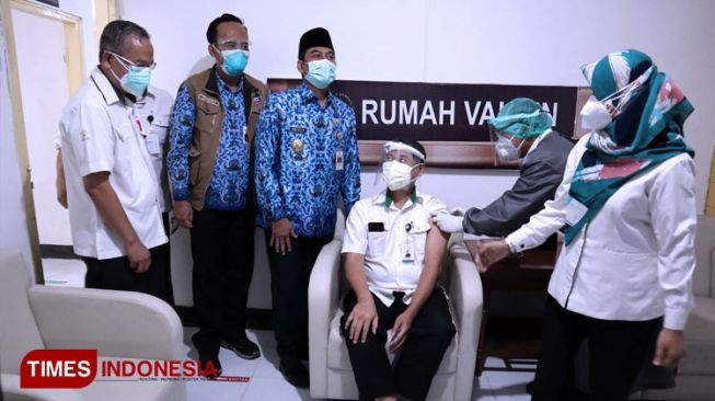 Vaksinasi Covid-19 di Gresik Berlanjut, Tenaga Medis Mulai Divaksin Sinovac