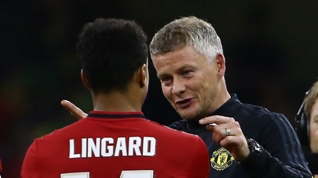 Manajer Manchester United, Ole Gunnar Solskjaer (kanan) dan Jesse Lingard saat laga menghadapi AC Milan dalam laga International Champions Cup di Principality Stadium, Cardiff, 3 Agustus 2019. [GEOFF CADDICK / AFP].