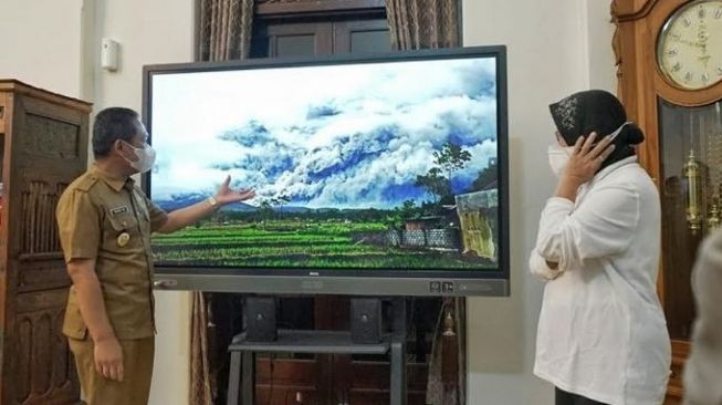 Mensos Risma bersama Bupati Lumajang Thoriqul Haq memantau kondisi Gunung Semeru [Foto: Beritajatim]