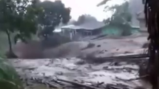 Tangkapan layar video banjir bandang Cisarua Bogor. [Instagram]