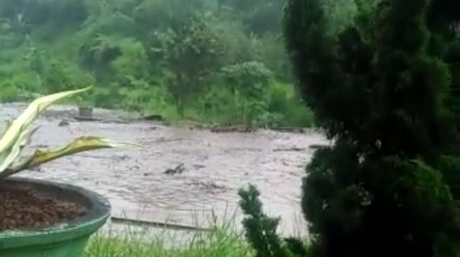 Cisarua Bogor diterjang banjir bandang. (ist)