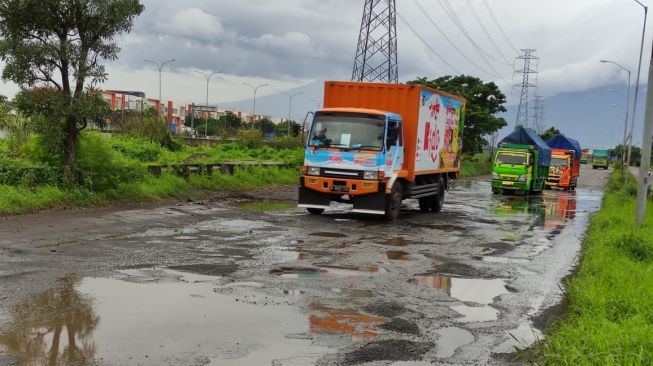 Lubang Penuhi Jalan Arteri Porong Sidoarjo, Sudah Banyak Makan Korban