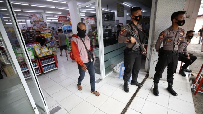 Minimarket di lokasi gempa Mamuju, Sulawesi Barat dijaga polisi bersenjata lengkap. (BNPB)