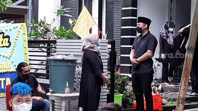 Pelayat Kuatkan Denny Cagur Usai Ibunya Meninggal Dunia