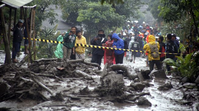 Warga melihat permukiman yang terdampak banjir bandang di Kampung Gunung Mas, Tugu Selatan, Cisarua, Kabupaten Bogor, Jawa Barat, Selasa (19/1/2021).  [ANTARA FOTO/Yulius Satria Wijaya]