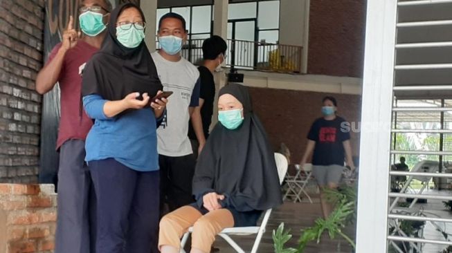 Aisyah Allisa, bocah 10 tahun yang menjalani karantina di Rumah Lawan Covid-19, Tangsel, Selasa (19/1/2021). Dia menjadi yatim piatu lantaran ibunya meninggal terpapar Covid-19, Sabtu (16/1/2021). [Suara.com/Wivy]