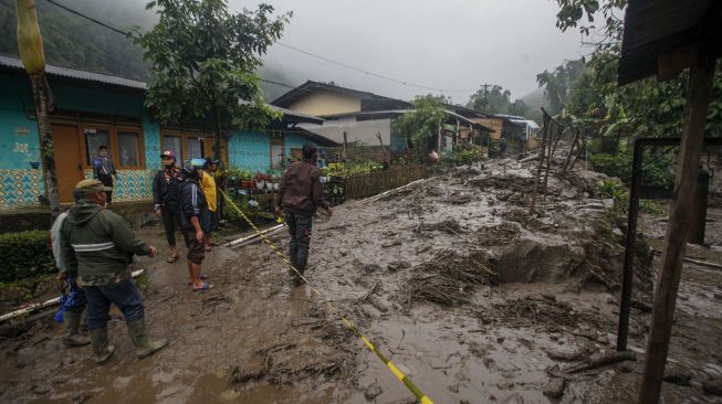 Warga melihat permukiman yang terdampak banjir bandang di Kampung Gunung Mas, Tugu Selatan, Cisarua, Kabupaten Bogor, Jawa Barat, Selasa (19/1/2021).  [ANTARA FOTO/Yulius Satria Wijaya]