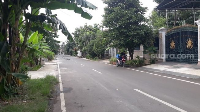 Lokasi pelaku eksebisionis yang memamerkan alat vital ke istri Isa Bajaj di dekat kediamannya di Komplek Abadi, Duren Sawit, Jakarta Timur. (Suara.com/Bagaskara)