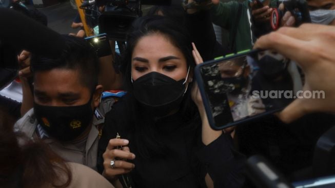 Penyanyi Nindy Ayunda usai menjalani pemeriksaan sebagai saksi terkait kasus narkoba yang menjerat suaminya, Askara Parasady Harsono di Polres Metro Jakarta Barat, Selasa (19/1/2021). [Suara.com/Alfian Winanto]