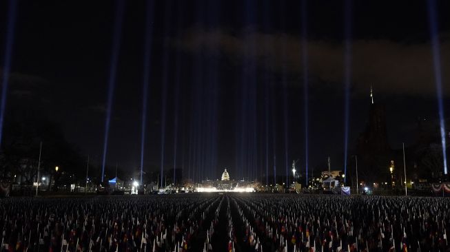 Field of Flags" menyala di National Mall saat Gedung Capitol AS dipersiapkan untuk pelantikan Presiden terpilih Joe Biden di Washington, AS, Senin (18/1/2021).  [Foto/AFP]
