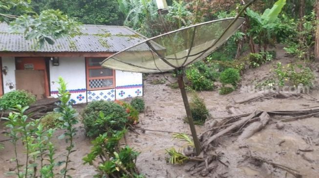 Kondisi pasca banjir bandang menerjang Kampung Gunung Mas, Desa Tugu Selatan, Kecamatan Cisarua, Kabupaten Bogor, Jawa Barat, Selasa (19/1/2021). [SuaraBogor.id/Andi Ahmad Sulaendi]