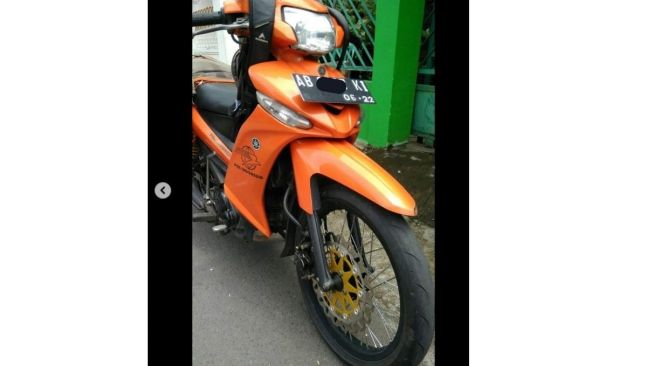 Penggunaan ban motor balap ini menjadi penyebab motor tukang pos jadi sorotan (Instagram)