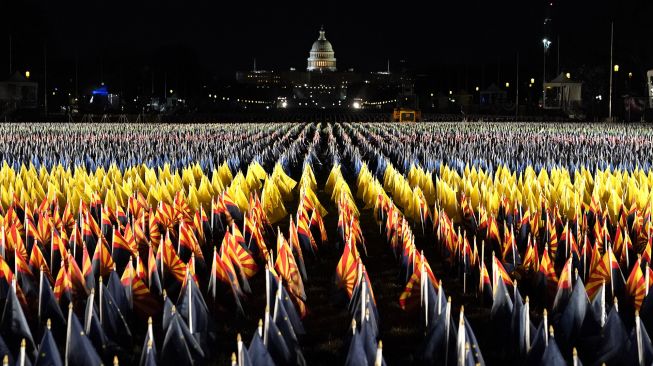 Field of Flags" menyala di National Mall saat Gedung Capitol AS dipersiapkan untuk pelantikan Presiden terpilih Joe Biden di Washington, AS, Senin (18/1/2021).  [Foto/AFP]
