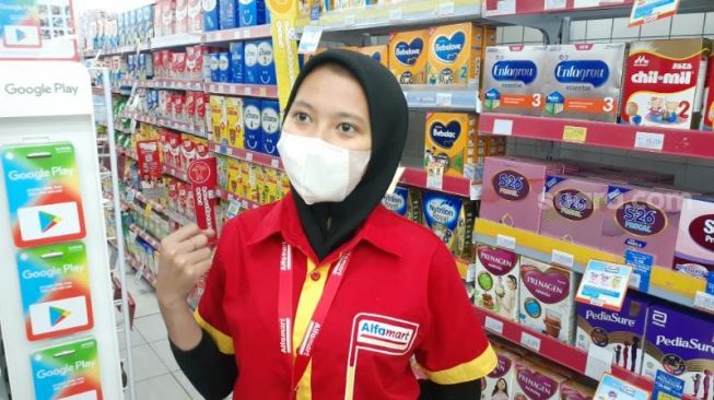 Alfatiani, pegawai minimarket Eyang Agung di Kelurahan Serua Indah, Ciputat, Tangsel, menceritakan detik-detik aksi perampokan bersenjata tajam yang dialaminya, Selasa (19/1/2021). [SuaraJakarta.id/Wivy]