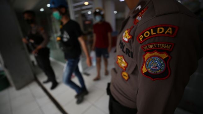 Minimarket di lokasi gempa Mamuju, Sulawesi Barat dijaga polisi bersenjata lengkap. (BNPB)