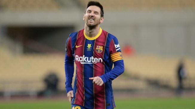 Gestur megabintang Barcelona, Lionel Messi pada laga Piala Super Spanyol kontra Athletic Bilbao di Estadio de La Cartuja, Sevilla, Senin (18/1/2021). [CRISTINA QUICLER / AFP]
