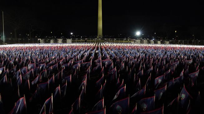 Field of Flags" menyala di National Mall saat Gedung Capitol AS dipersiapkan untuk pelantikan Presiden terpilih Joe Biden di Washington, AS, Senin (18/1/2021).  [Foto/AFP]
