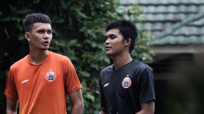 Dua pemain Persija Jakarta Hamra Hehanussa dan Sutan Zico saat sedang berlatih dengan tim junior (dok. Persija).