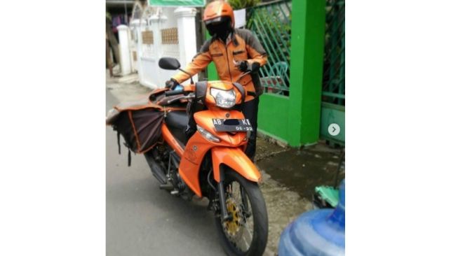 Gunakan Part Mewah, Motor Tukang Pos Ini Jadi Sorotan Warganet