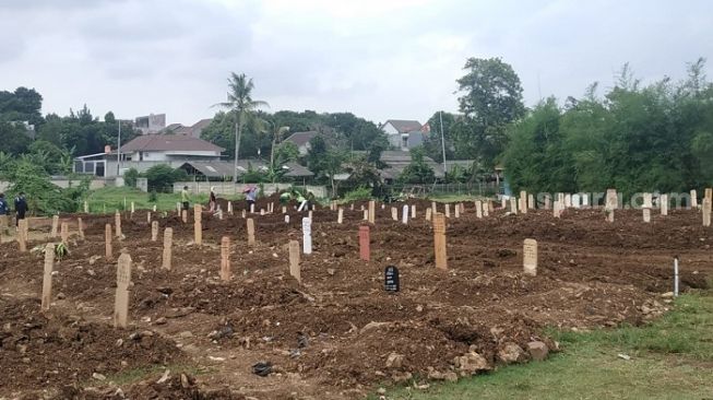 Pemakaman khusus jenazah pasien Covid-19 di TPU Srengseng Sawah, Jaksel. (Suara.com/Fakhri)