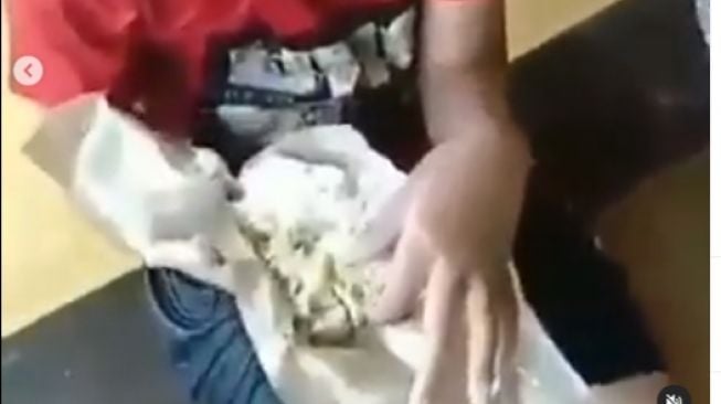 Viral Bocah Korban Banjir Makan Nasi Tanpa Lauk, Tangannya Jadi Sorotan