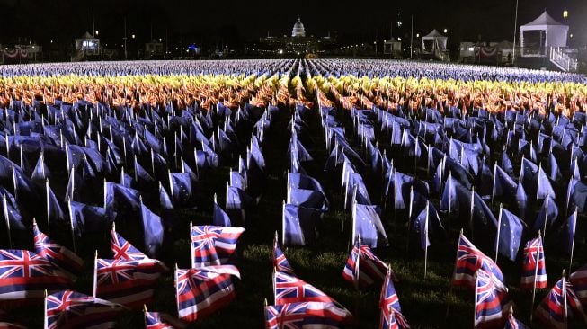 Field of Flags" menyala di National Mall saat Gedung Capitol AS dipersiapkan untuk pelantikan Presiden terpilih Joe Biden di Washington, AS, Senin (18/1/2021).  [Foto/AFP]
