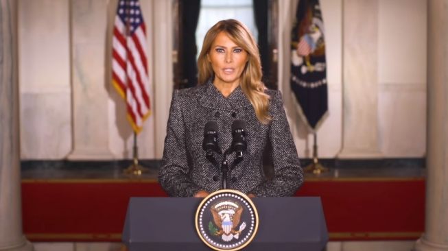 Tinggalkan Gedung Putih, Gaun Melania Trump Diejek Warganet