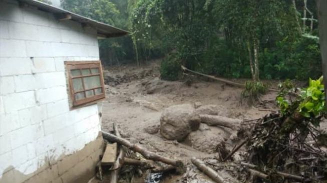 Kawasan Puncak Bogor Diterjang Banjir Bandang