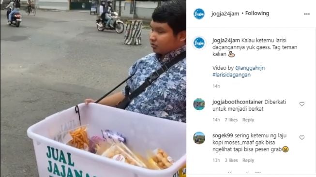 Tuna Netra, Gilang menjajakan dagangan di UIN Sunan Kalijaga. - (Instagram/@jogja24jam)