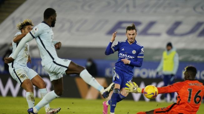 Gelandang Leicester City James Maddison (kanan) mencetak gol ke gawang Chelsea dalam laga lanjutan Liga Inggris di King Power Stadium, Rabu (20/1/2021) dini hari WIB. [Tim Keeton / POOL / AFP].