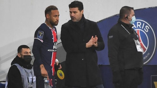 Pelatih Paris Saint-Germain, Mauricio Pochettino (tengah) menyampaikan instruksi kepada penyerang Neymar. [Denis Charlet / AFP]