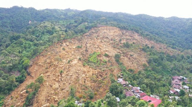 Cianjur Longsor, Warga Desa Gelarwangi Terisolir karena Jembatan Putus