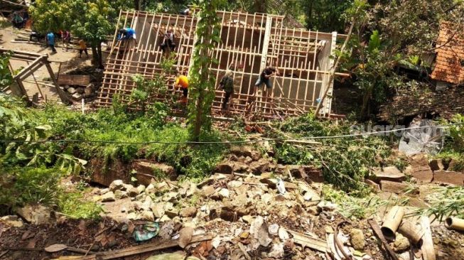 Warga dan Relawan FPRB membongkar rumah warga terdampak tanah longsor di Ngliseng, Banjarharjo 2, Muntuk, Dlingo, Bantul, Rabu (20/1/2021). - (SuaraJogja.id/Muhammad Ilham Baktora)