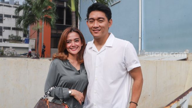 Ifan Seventeen dan kekasihnya, Citra Monica berpose  saat ditemui di Kawasan Tendean, Jakarta Selatan, Rabu (20/1/2020). [Suara.com/Alfian Winanto]