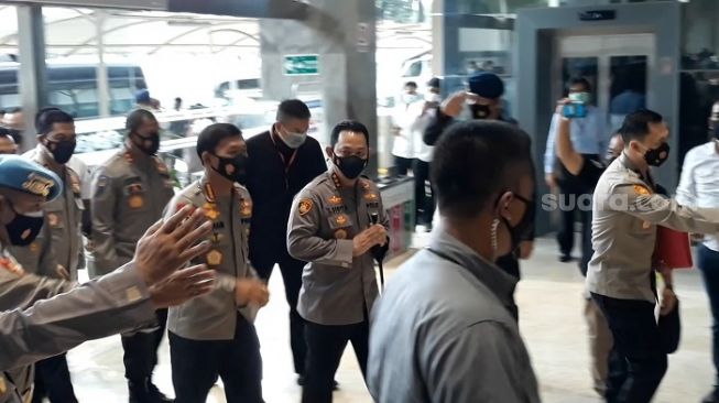 Calon Kapolri Komjen Listyo Sigit Prabowo yang didampingi Kapolri Jenderal Idham Azis saat hendak mengikuti fit and propert test di DPR. (Suara.com/Novian)