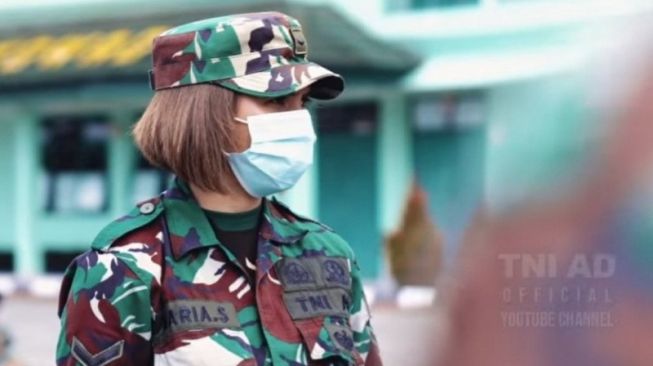 Prajurit Korps Wanita TNI Angkatan Darat (Kowad) Serda Maria Jacoba Samuel. (Youtube TNI AD)