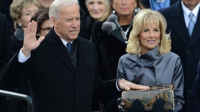 Joe Biden ketika diambil sumpahnya dengan Alkitab keluarga berusia 127 tahun. (AFP/Stan Honda)