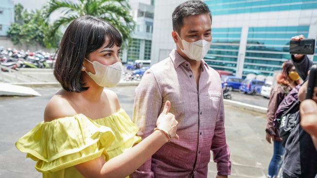 Pasangan Vanessa Angel dan Bibi Ardiansyah saat ditemui awak media di Kawasan Tendean, Jakarta Selatan, Rabu (20/1/2021). [Suara.com/Alfian Winanto]