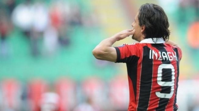 Filippo Inzaghi (kiri) merayakan golnya saat masih memperkuat AC Milan. AFP PHOTO / ALBERTO LINGRIA