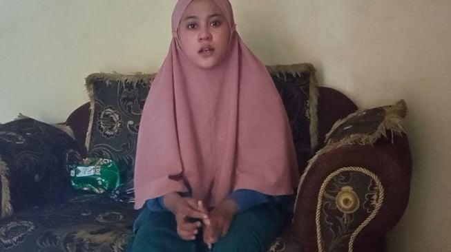 Mia Widaningsih, 19, pengelola arisan online By Wida di Sragen. (Solopos.com/Moh Khodiq Duhri)