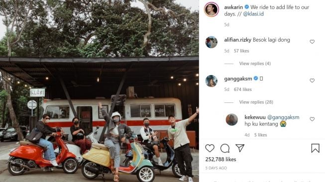 Awkarin bersama 2 mantan kekasihnya pose bareng naik Vespa  (Instagram)