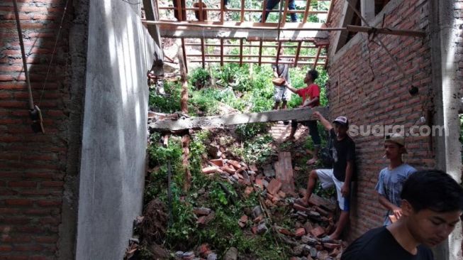 Rumah Tertimpa Longsoran, Muridan Selamatkan Istri dengan Bantuan Lemari