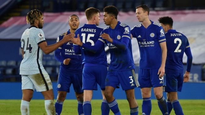 Pemain Leicester City bersalaman dengan bek Chelsea Reece James usai menang dengan skor 2-0 dalam lanjutan Liga Inggris di King Power Stadium, Rabu (20/1/2021) dini hari WIB. [Rui Vieira / POOL / AFP].