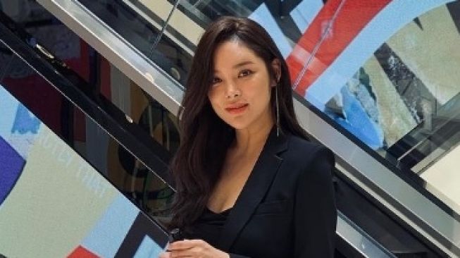 Park Si Yeon Minta Maaf Usai Tabrak Mobil dalam Keadaan Mabuk