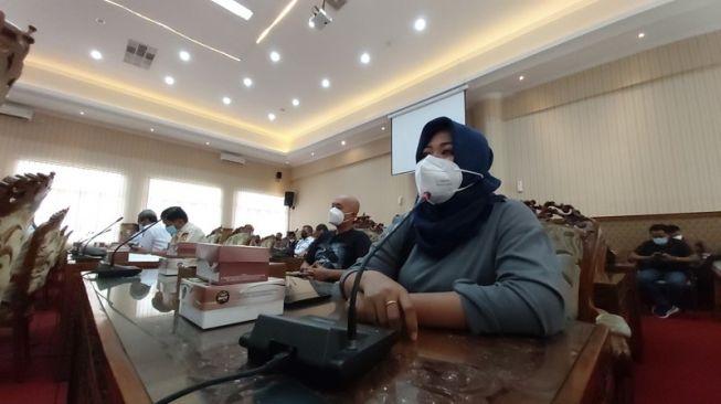 Geruduk DPRD Sukoharjo, Tangis Emak-emak Pecah Protes Kebijakan PPKM