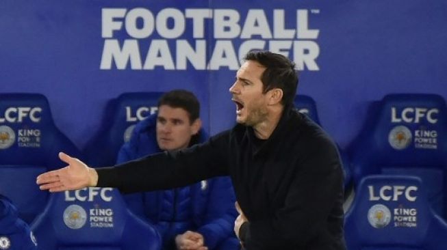 Reaksi manajer Chelsea Frank Lampard saat menyaksikan timnya dihajar Leicester City di King Power Stadium, Rabu (20/1/2021), dalam lanjutan Liga Premier Inggris. [AFP]